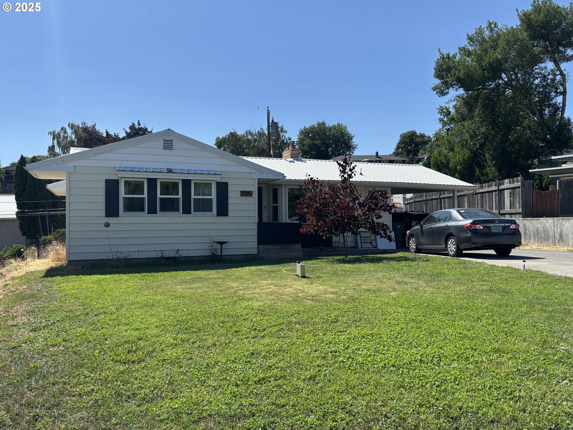 Property Photo:  735 NW 10th St  OR 97801 
