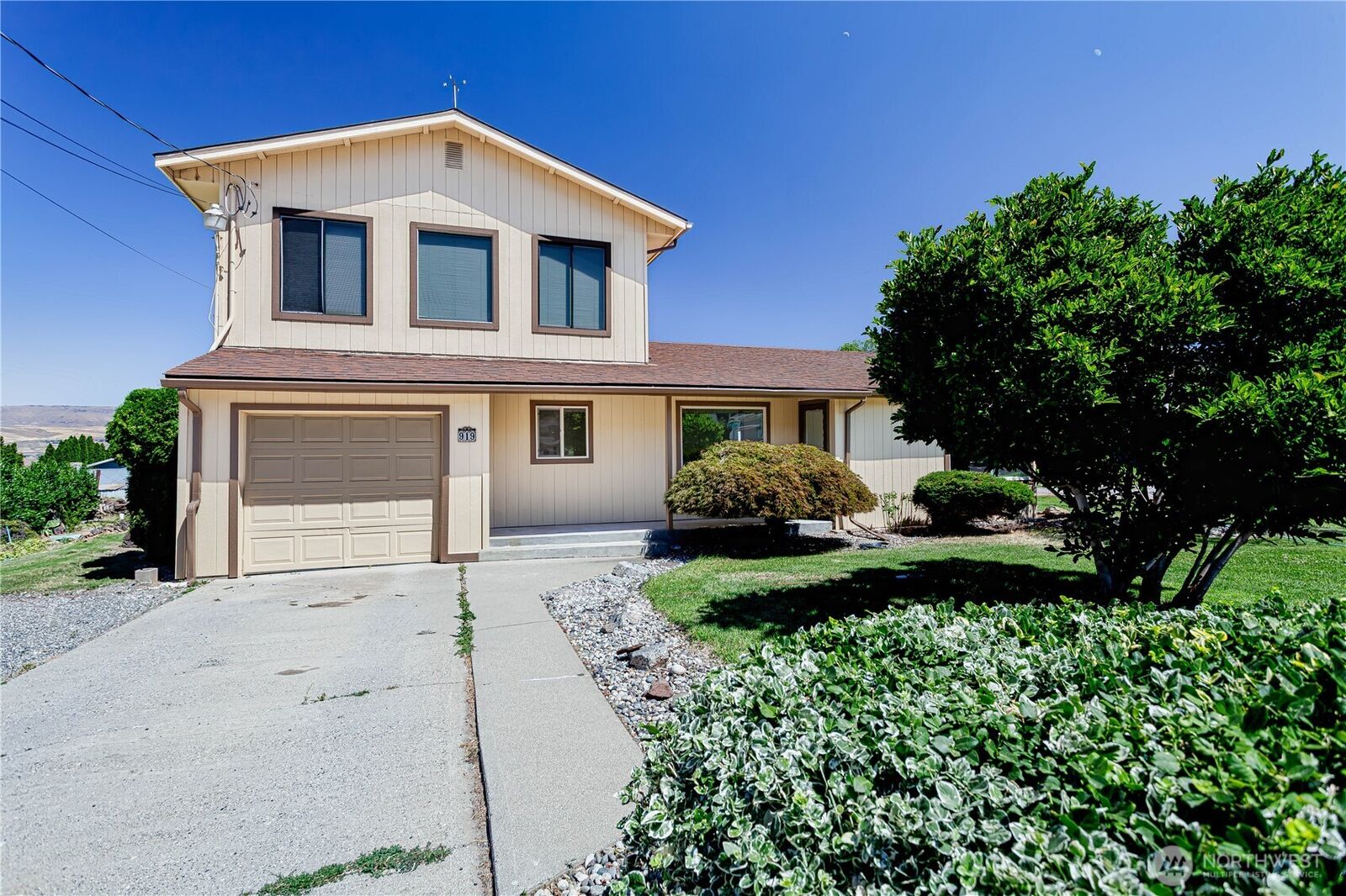Property Photo: 919 Woodward Drive WA 98801