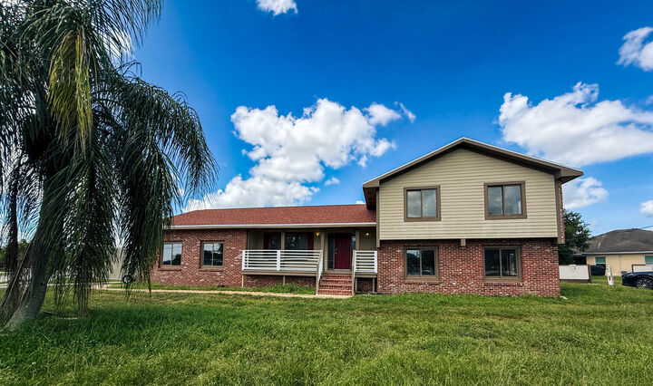 Property Photo: 2350 SE Floresta Drive FL 34984