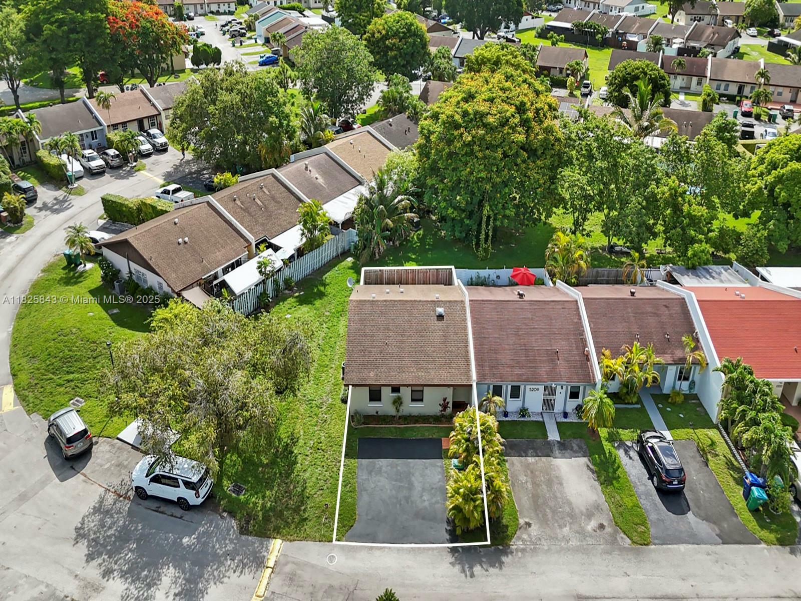 Property Photo: 5207 SW 141st Pl 5207 FL 33175