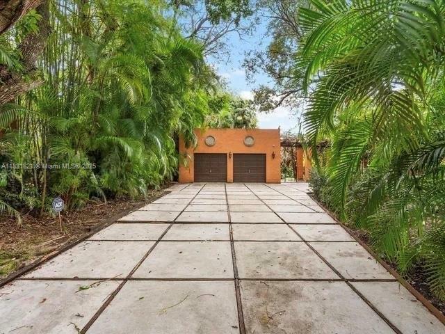 Property Photo:  1006 S Greenway Dr  FL 33134 