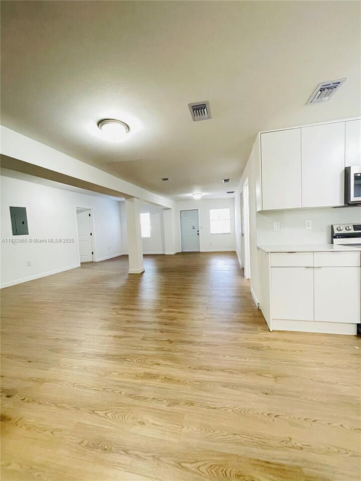 Property Photo: 465 NE 165th St FL 33162