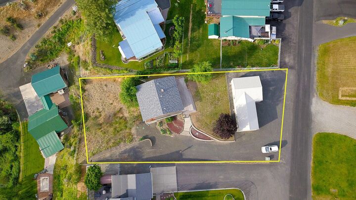 Property Photo:  119 Blossom Ct  WA 99122 