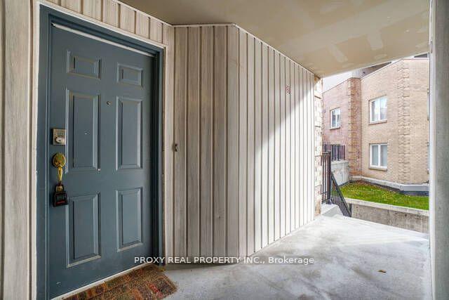 Property Photo: 75 Weldrick Road E 829 ON L4C 0H9