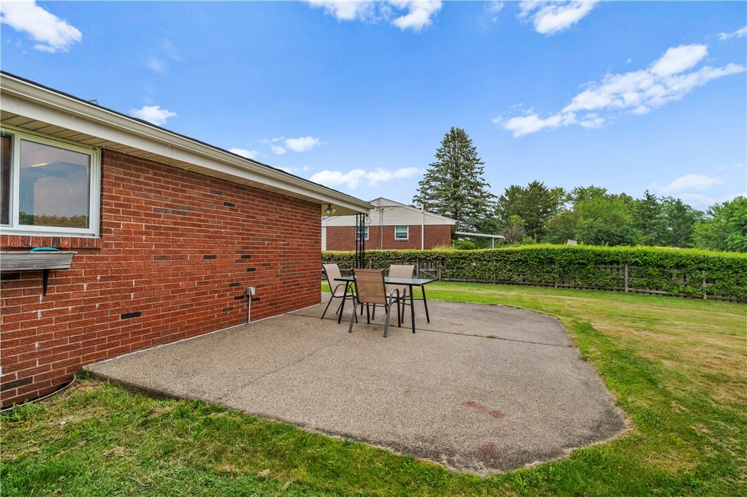 Property Photo:  809 Limestone Dr  PA 15101 