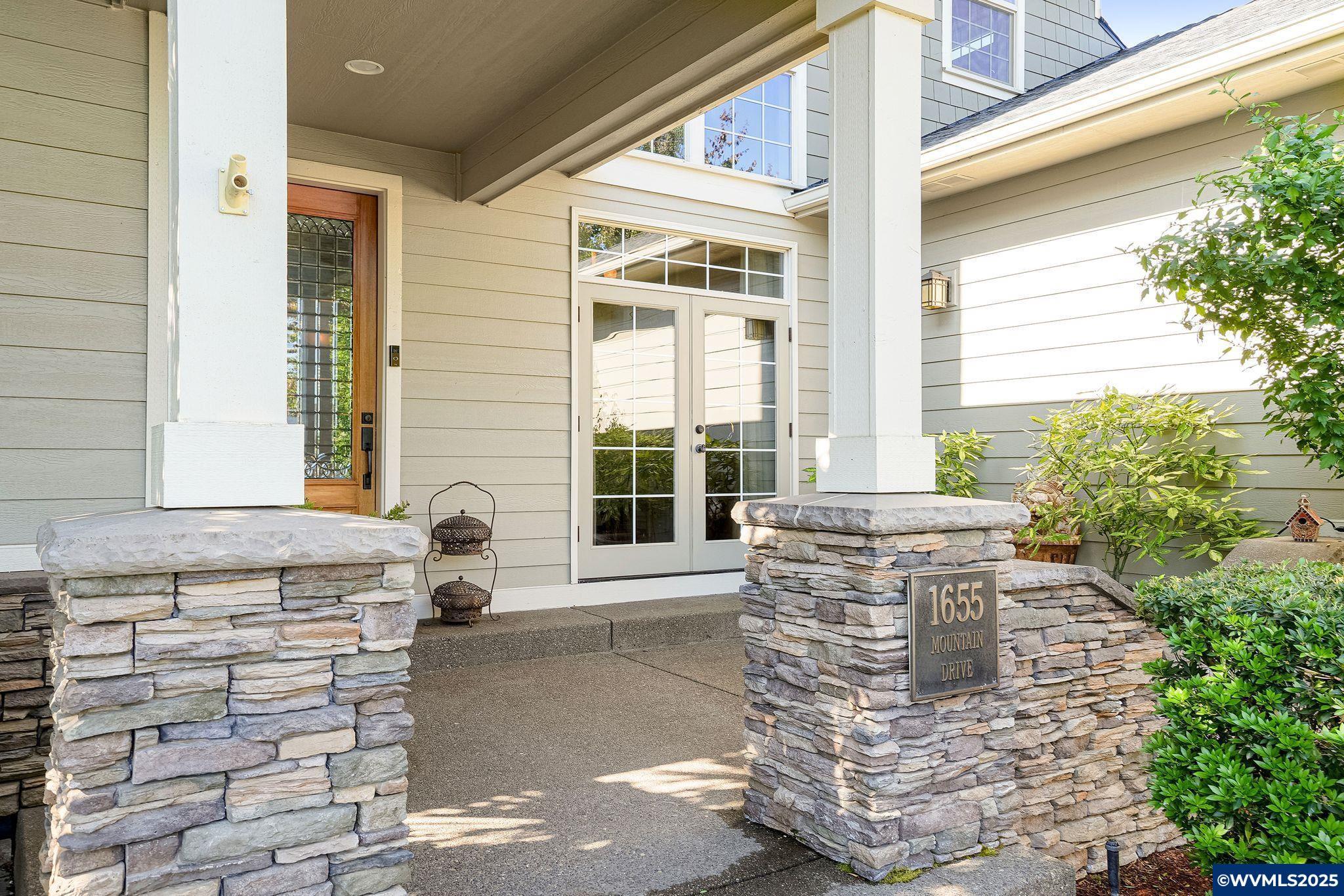 Property Photo: 1655 Mountain Dr OR 97383