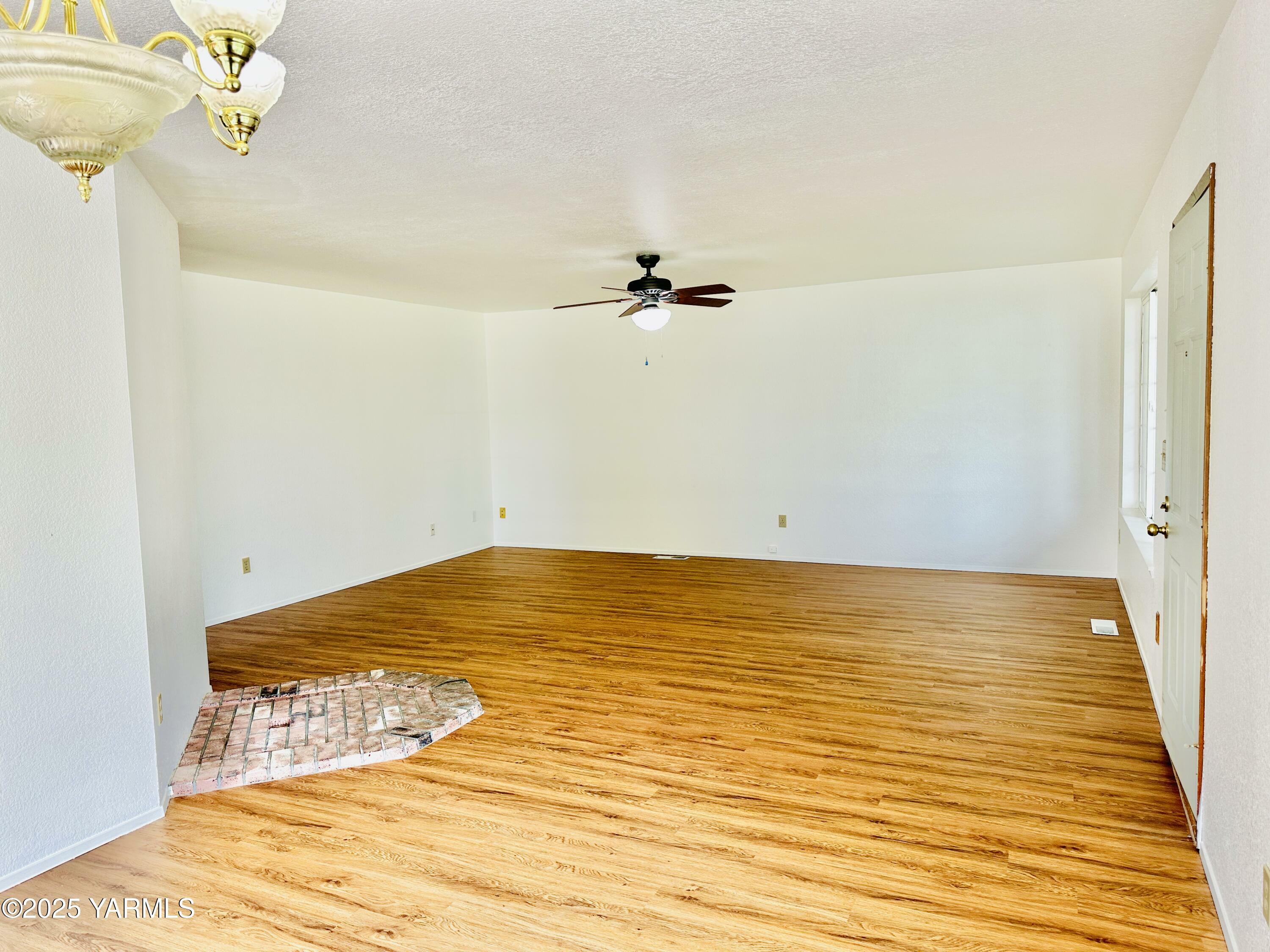 Property Photo:  418 N 29th Pl  WA 98902 