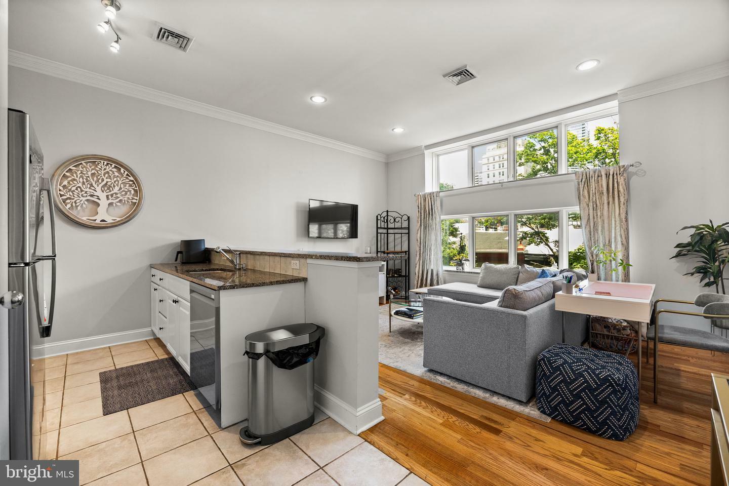 Property Photo:  415 S 19th Street 3D  PA 19146 