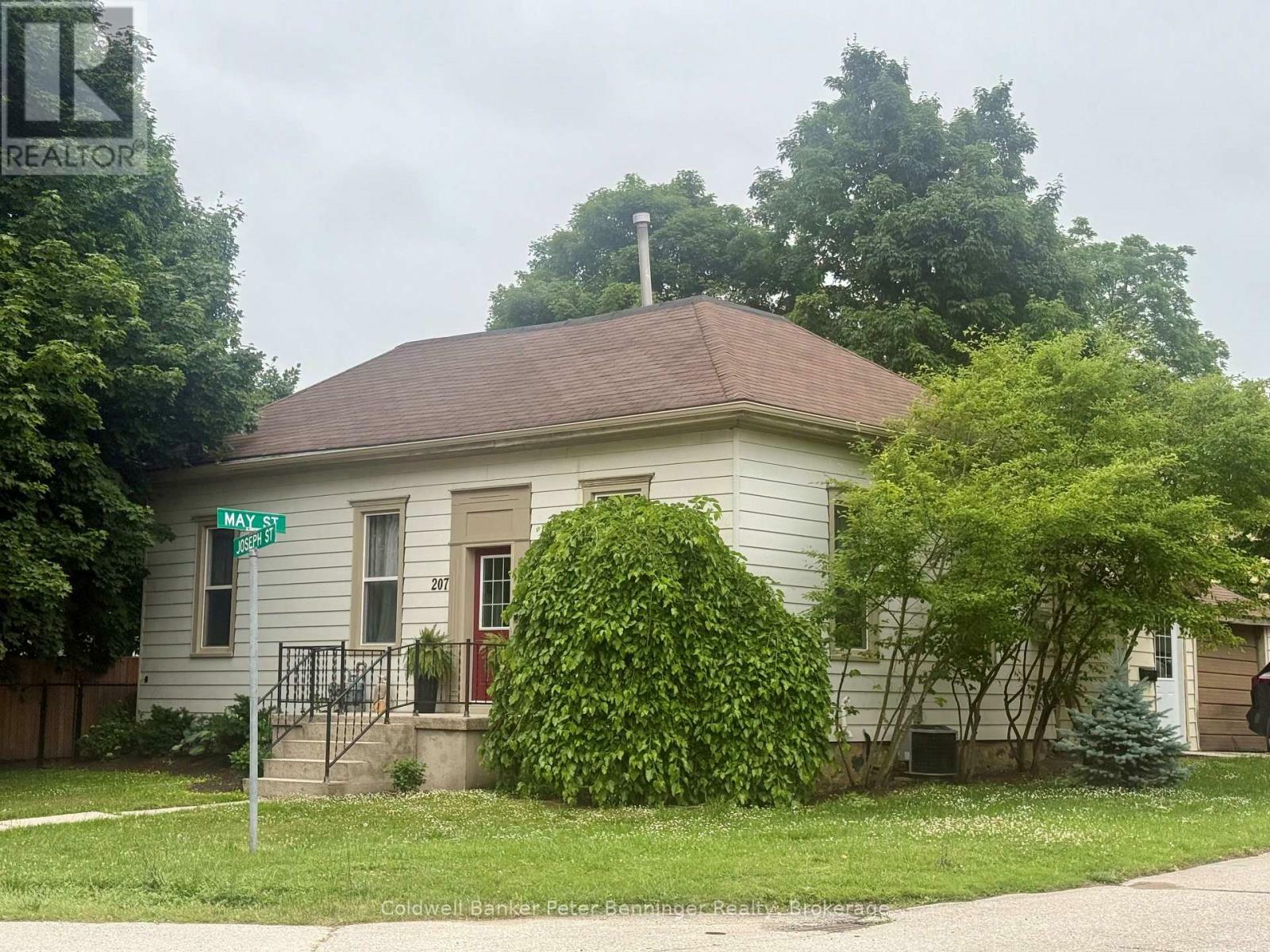 Property Photo:  207 Joseph Street  ON N0G 2V0 