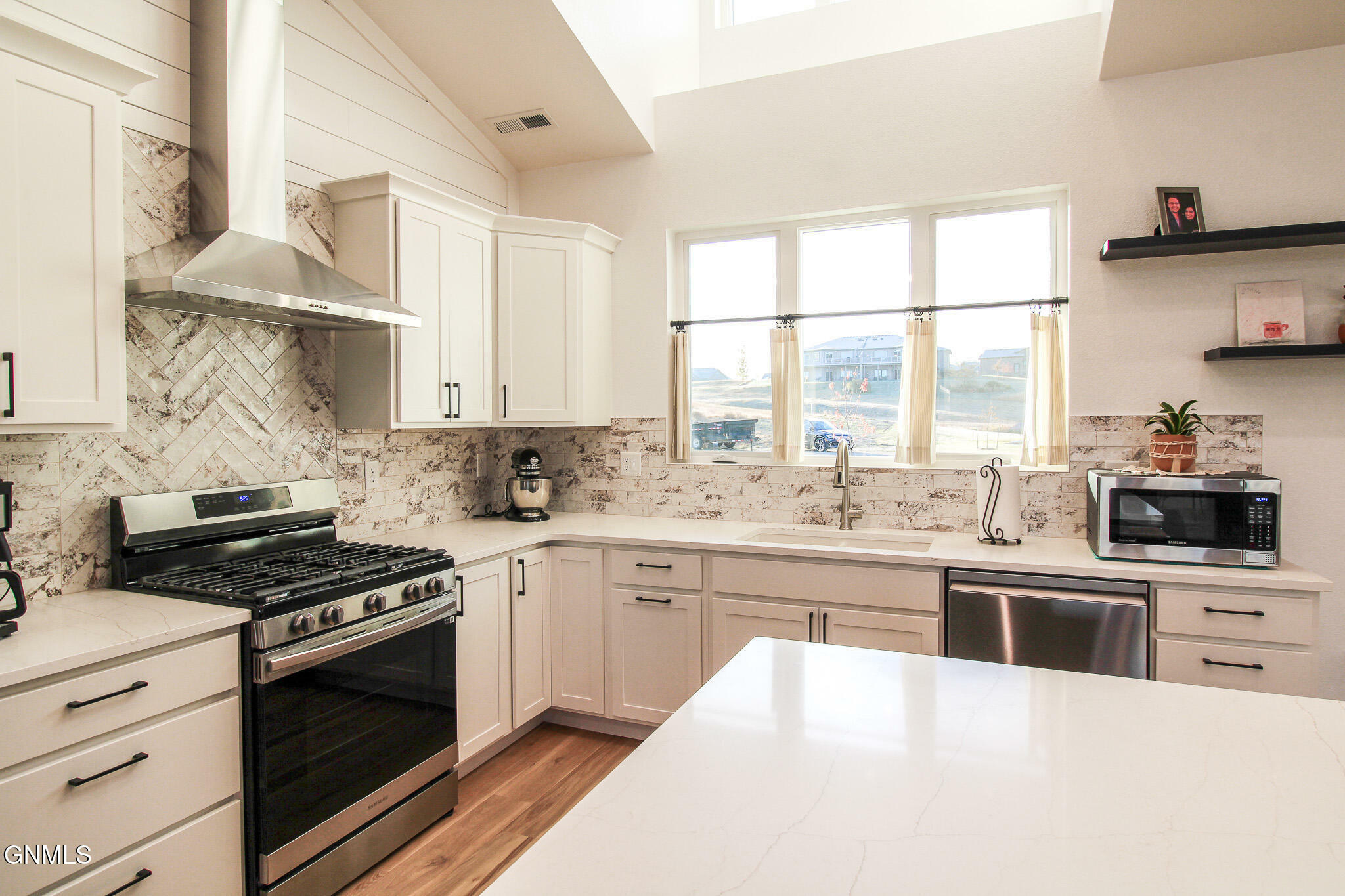Property Photo:  8127 Hawktree Drive  ND 58503 