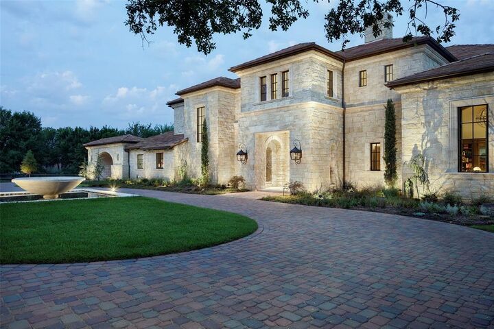 Property Photo: 690 S Peytonville Avenue TX 76092