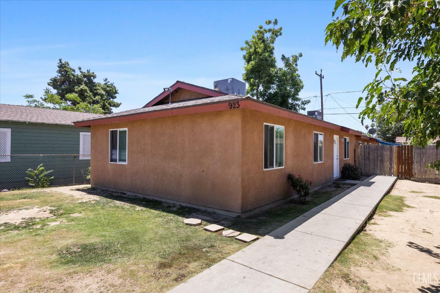 Property Photo:  923 Eureka Street  CA 93305 