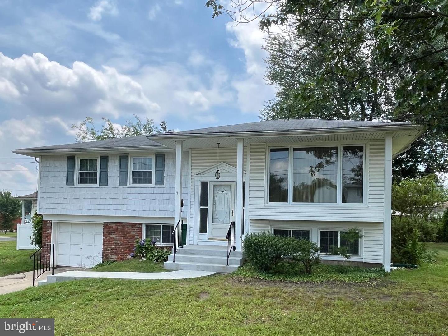 Property Photo:  25 Holyoke Drive  NJ 08075 