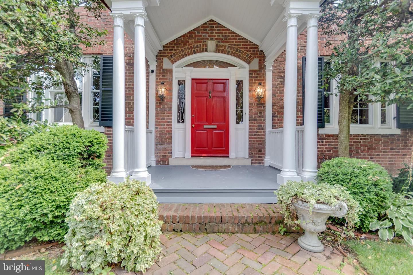 Property Photo: 206 N View Terrace VA 22301