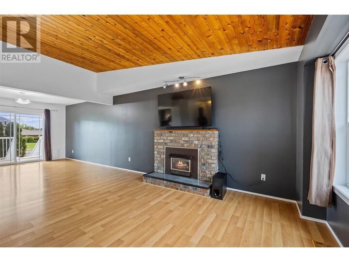 Property Photo:  2203 Bossert Avenue  BC V2B 8H6 