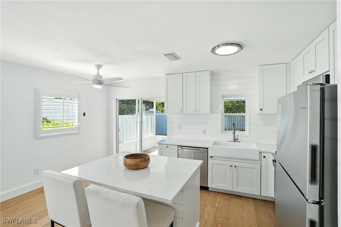 Property Photo: 1324 Highlands Drive FL 34103