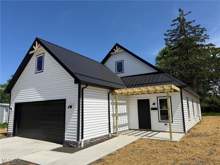 Property Photo:  17204 Maple Heights Boulevard  OH 44137 