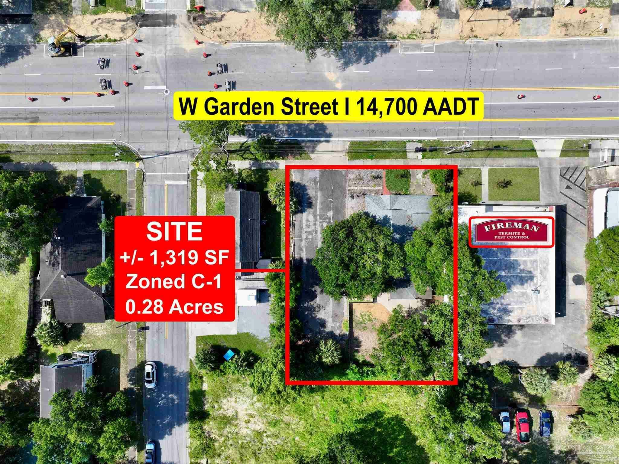 Property Photo: 1304 W Garden St FL 32502