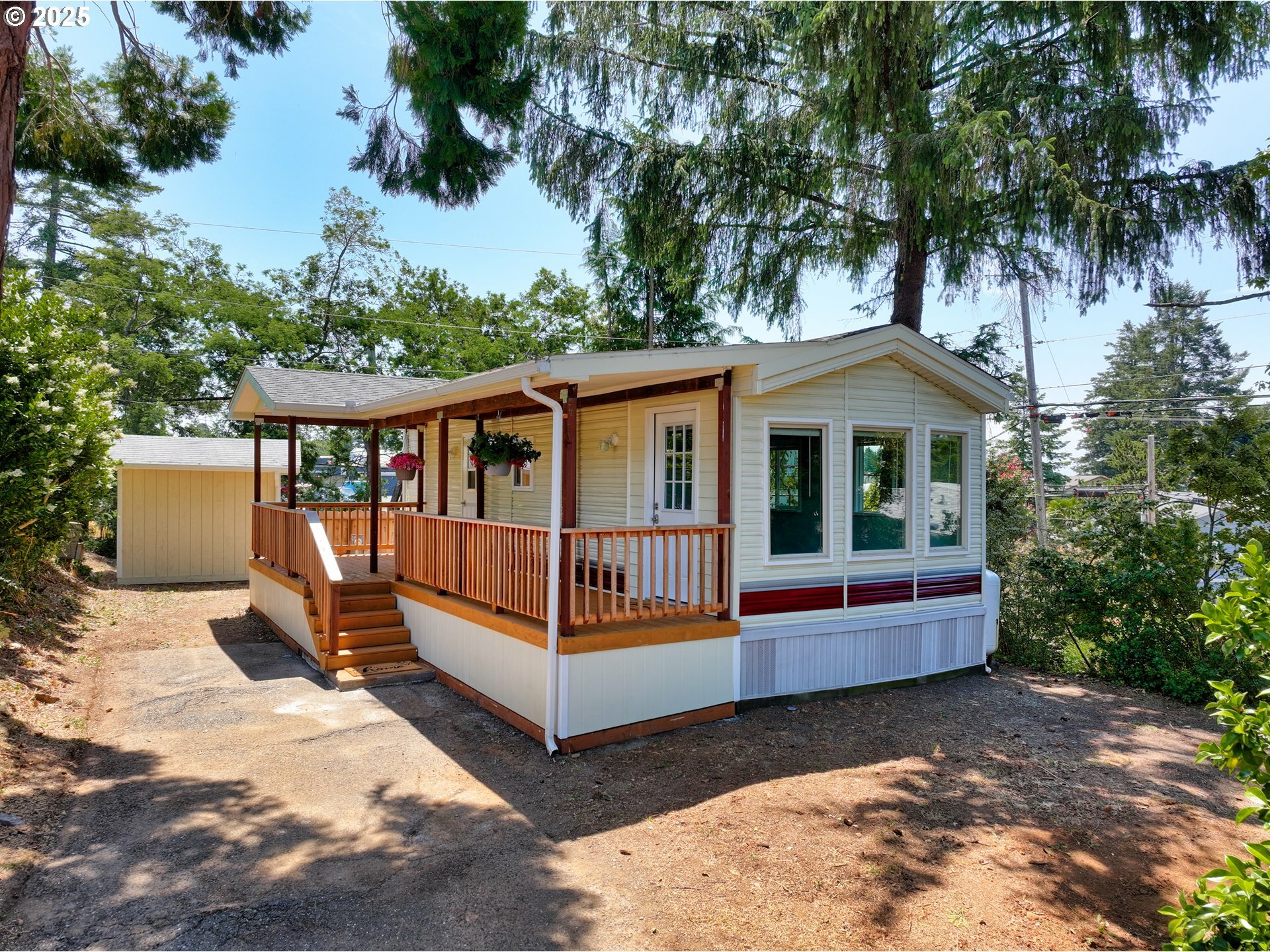 Property Photo: 16329 Grootendorst Ln 8 OR 97415