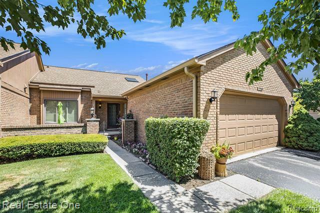 Property Photo: 2210 London Bridge Drive MI 48307