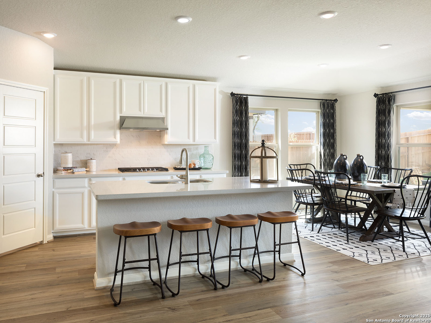 Property Photo: 914 Earp Blvd TX 78260