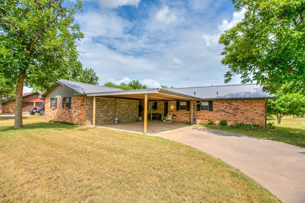 Property Photo:  105 Sargent Ave  TX 76821 