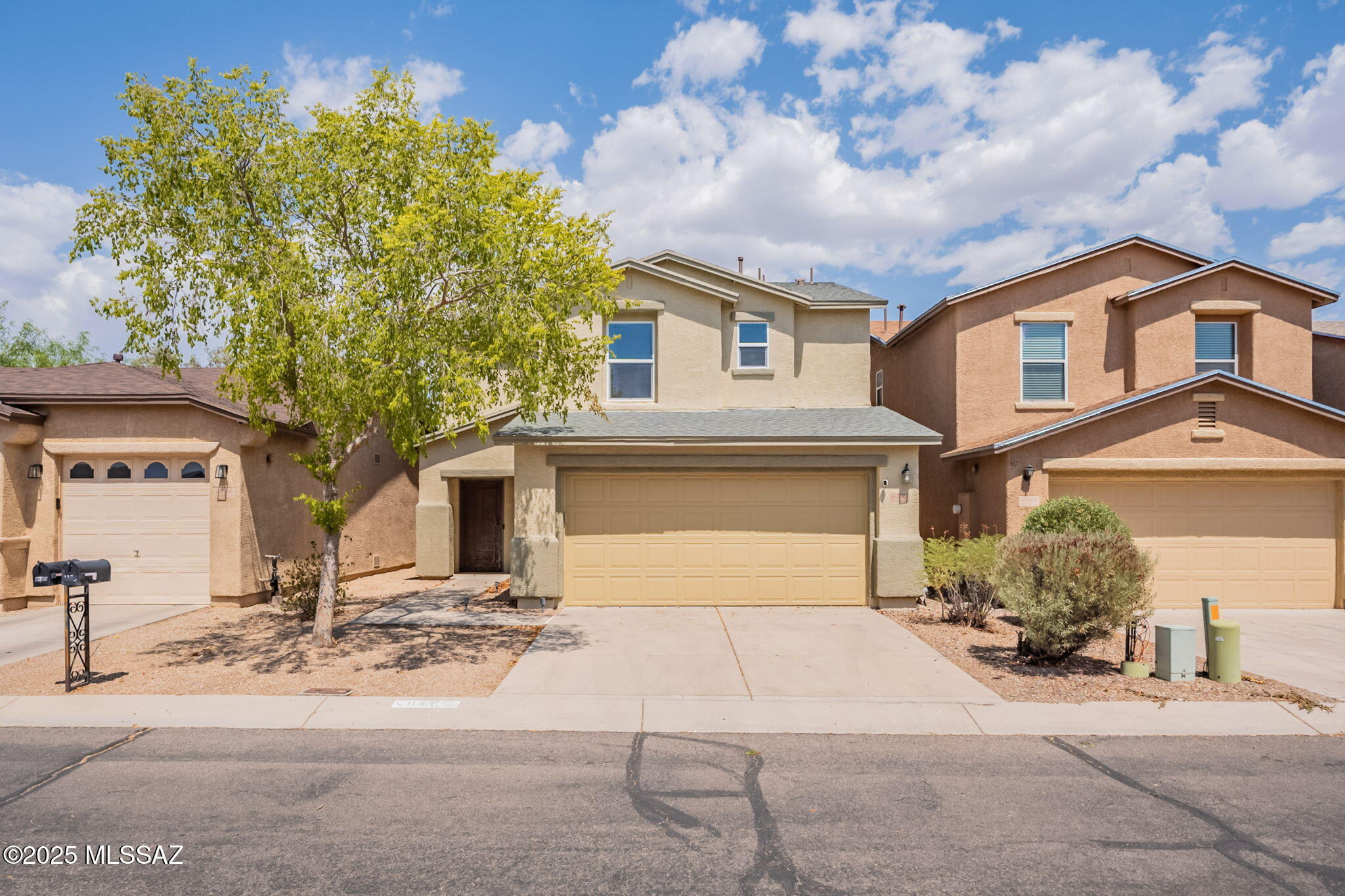 Property Photo: 8432 N Placita De Los Laureles AZ 85742