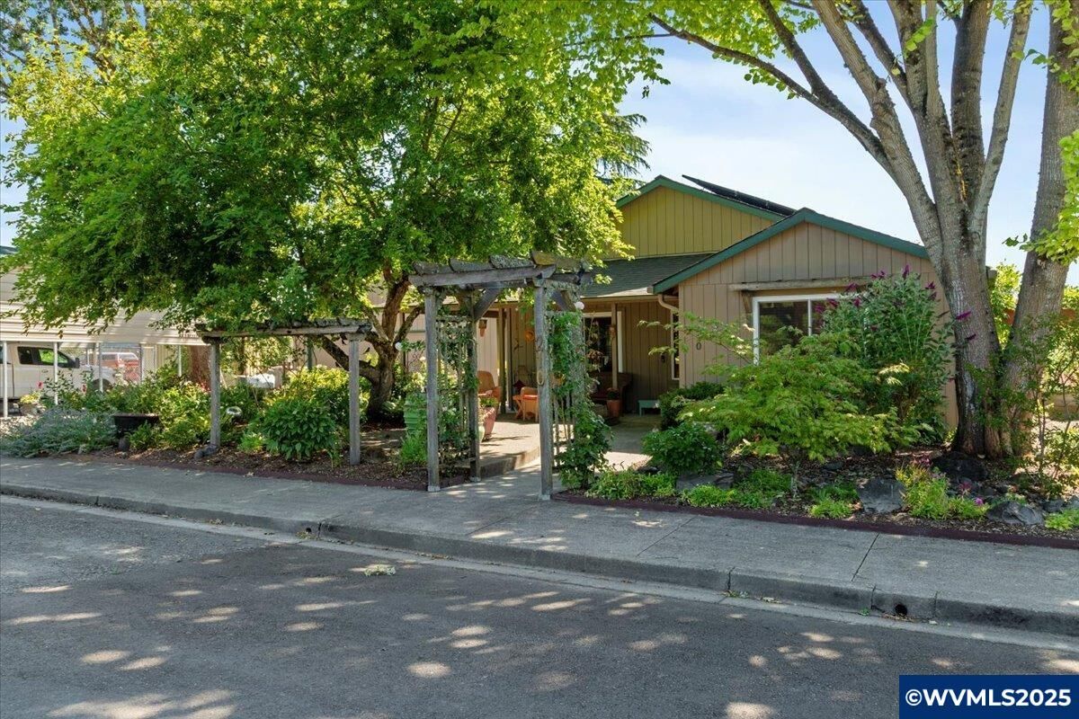 Property Photo:  210 S 2nd St  OR 97111 