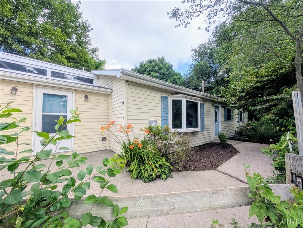 Property Photo: 18 Chelsey Circle NY 13068