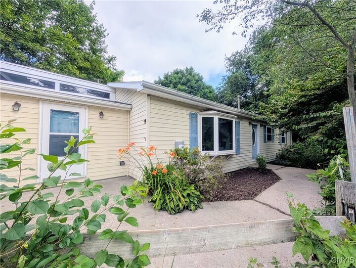 Property Photo: 18 Chelsey Circle NY 13068