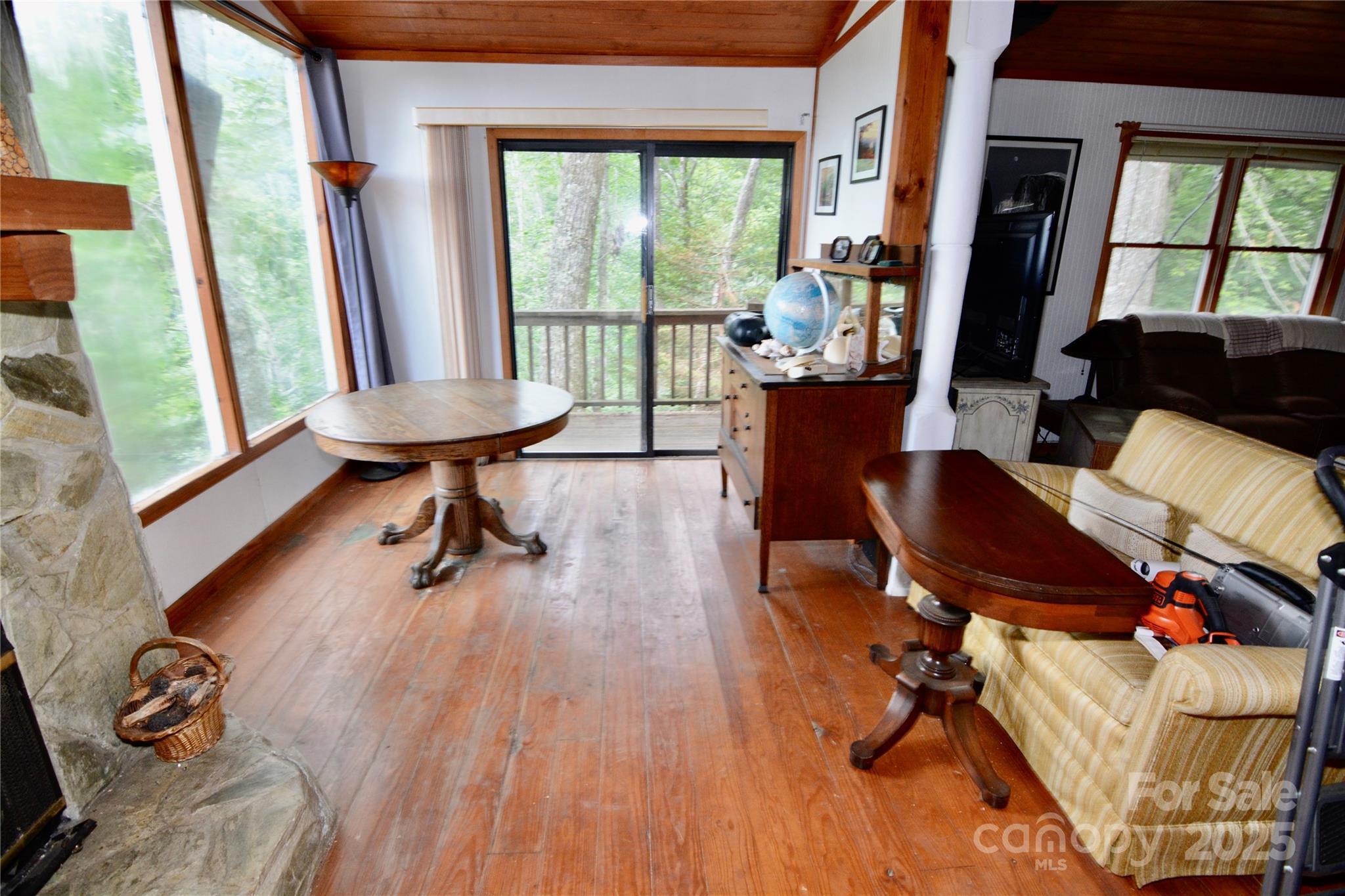 Property Photo: 673 Chestnut Lane NC 28754