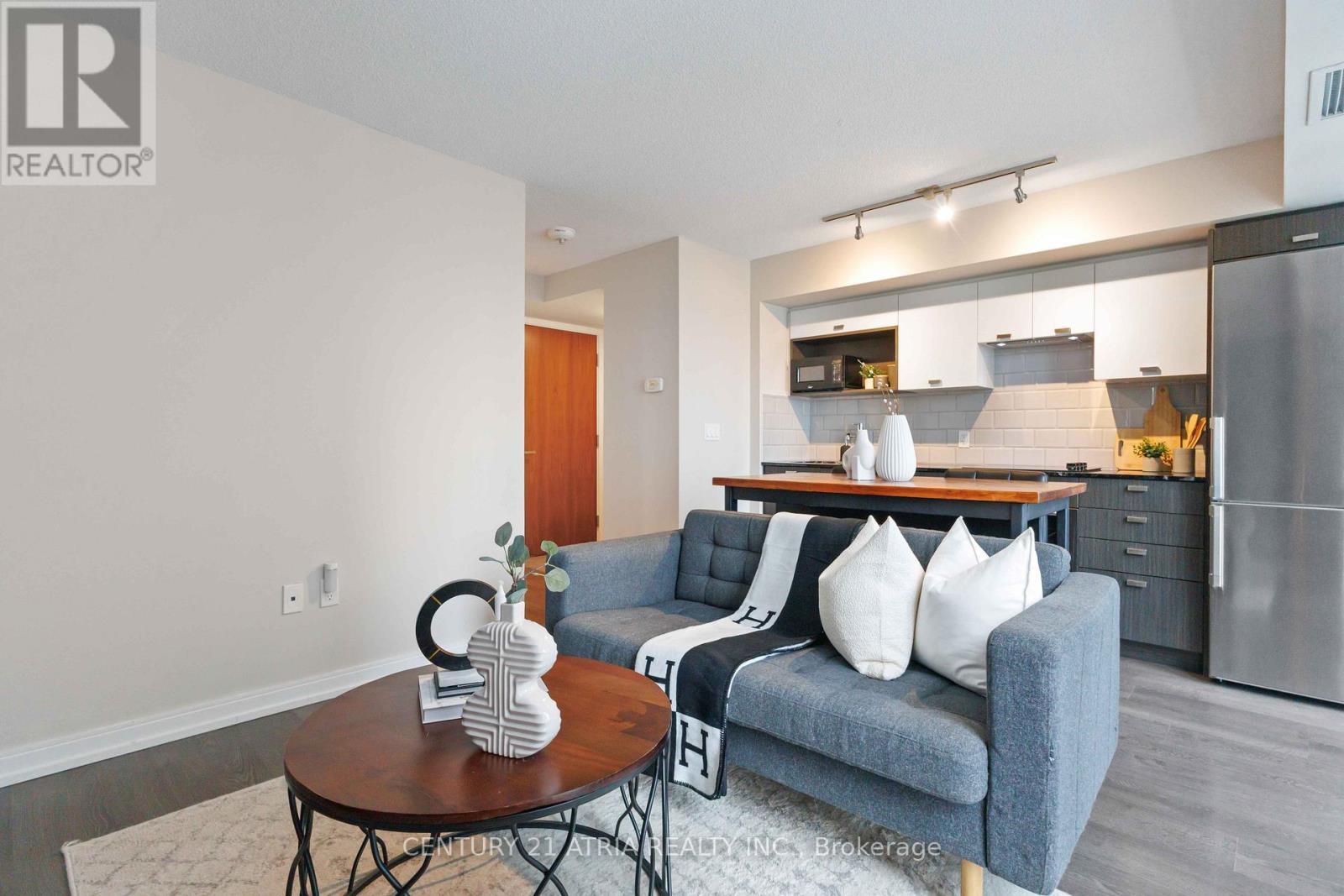 Property Photo: 275 Village Green Square 717 ON M1S 0L8