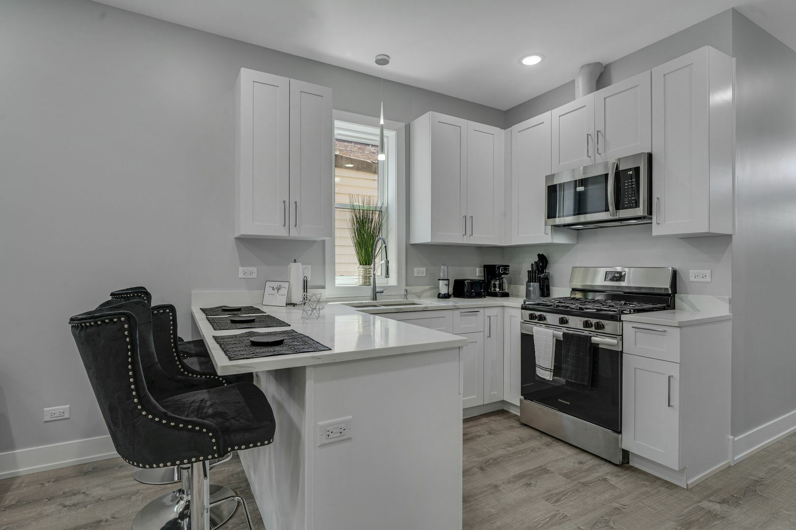 Property Photo: 814 S Tripp Avenue IL 60624