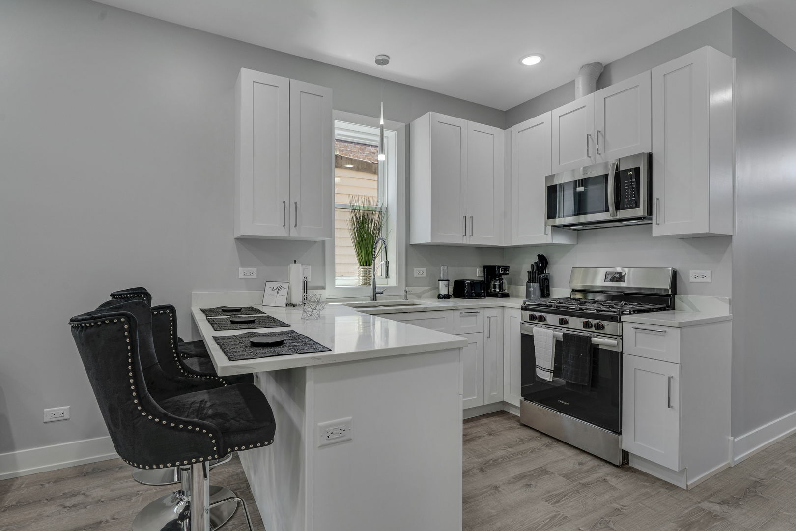 Property Photo: 814 S Tripp Avenue IL 60624
