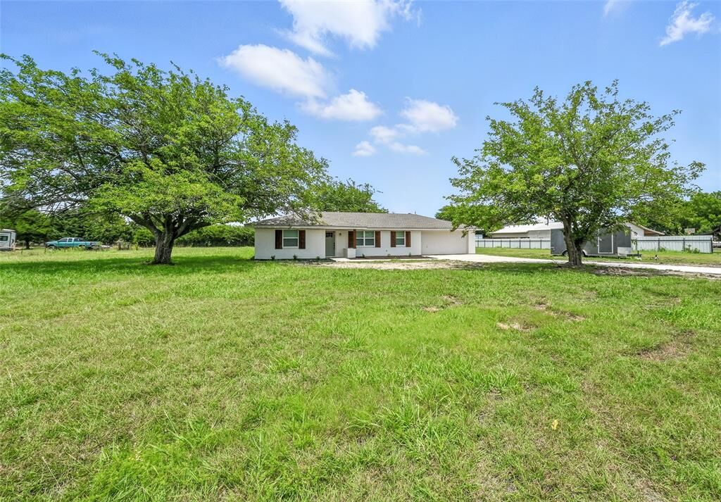 Property Photo: 218 Lakeway Drive TX 75165