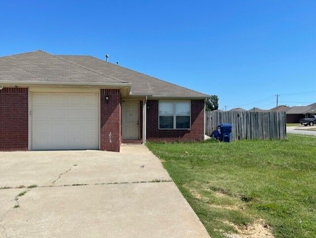 Property Photo: 427 Marietta Court AR 72756