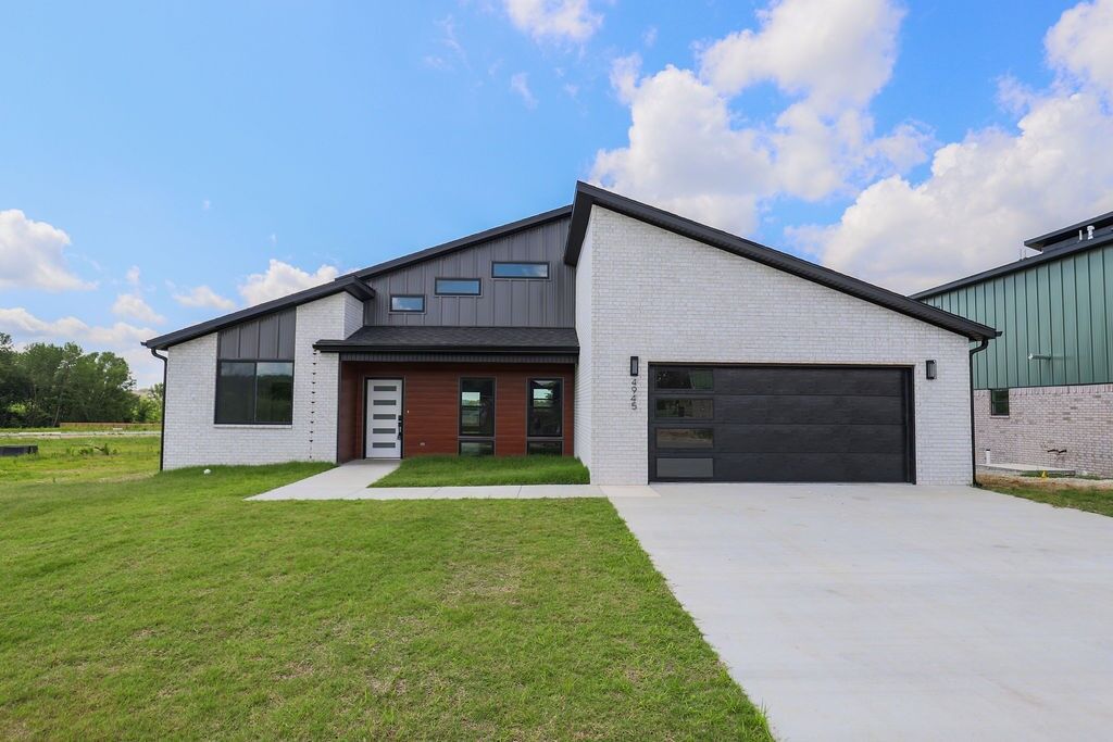 Property Photo: 4945 Weeping Willow Avenue AR 72764