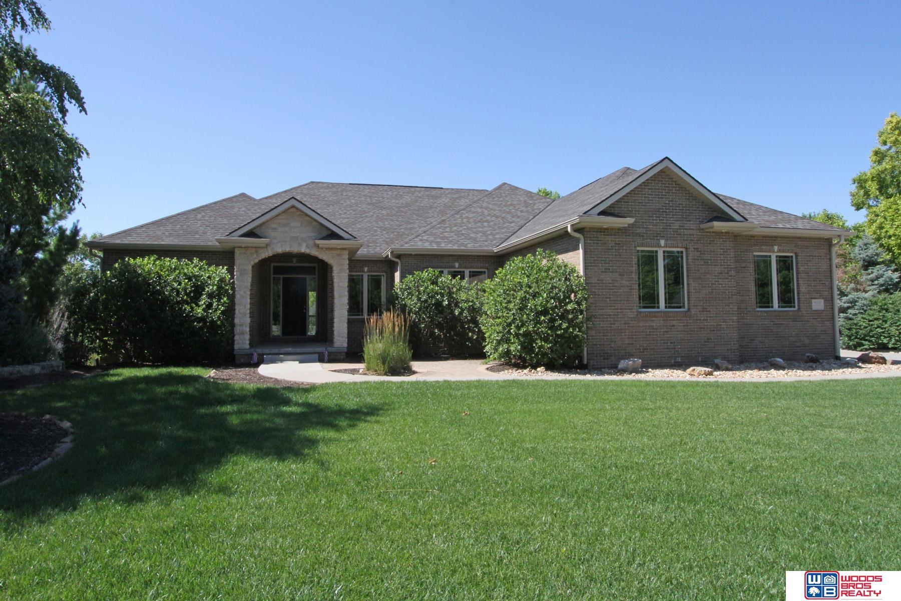 Property Photo: 2533 Southview Circle NE 68512