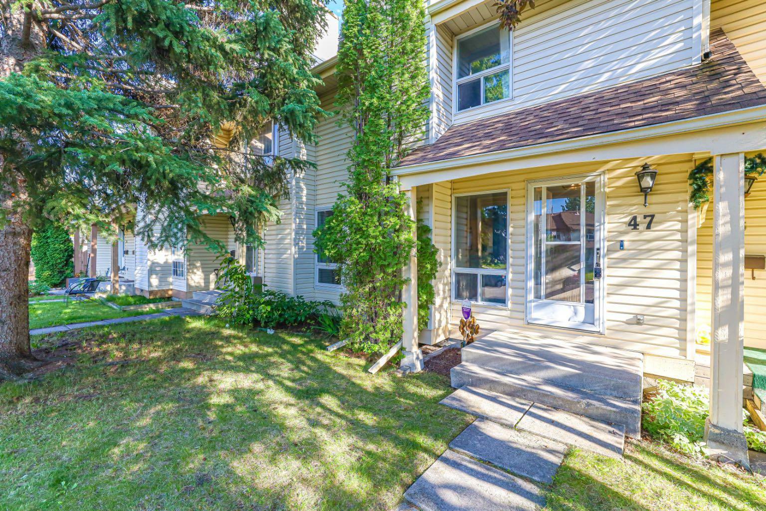 47 Woodhill Court SW  Calgary AB T2W 3P1 photo