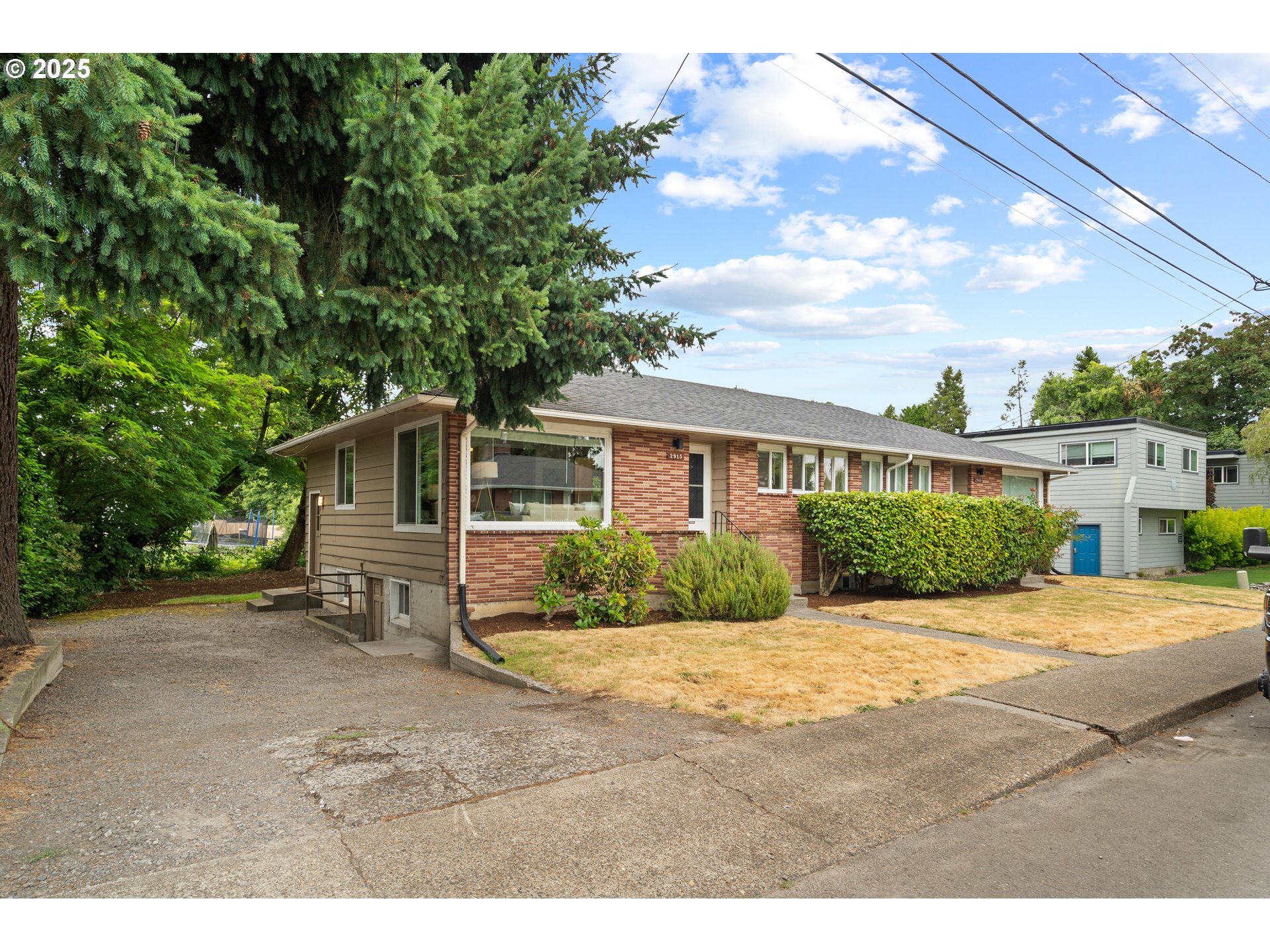 Property Photo:  2915 SE Monroe St  OR 97222 