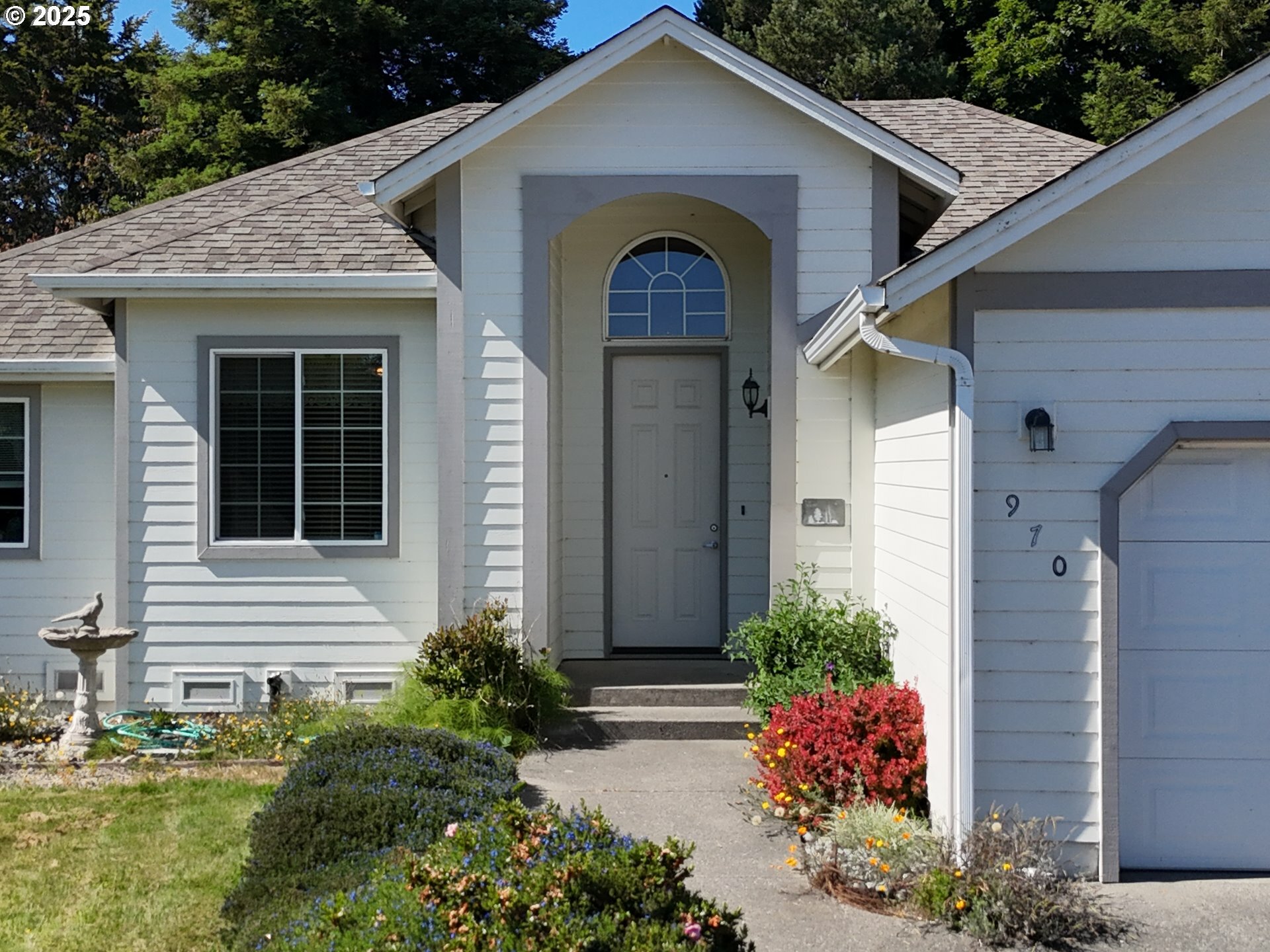 Property Photo: 970 Hassett St OR 97415