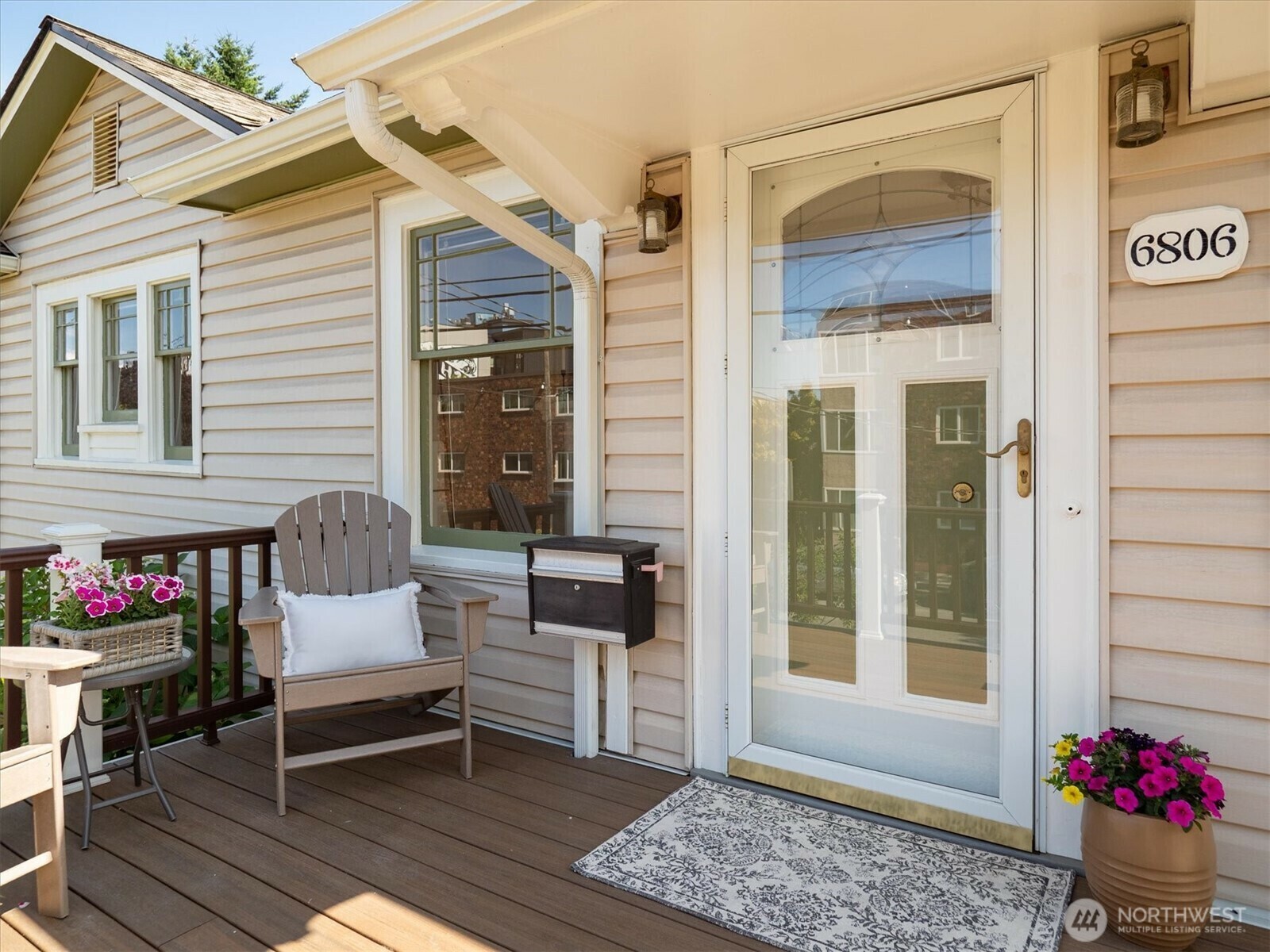 Property Photo: 6806 Woodlawn Avenue NE WA 98115
