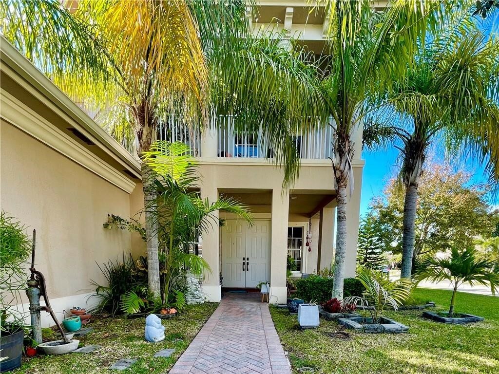 Property Photo: 2001 Albany Terrace SW FL 32968