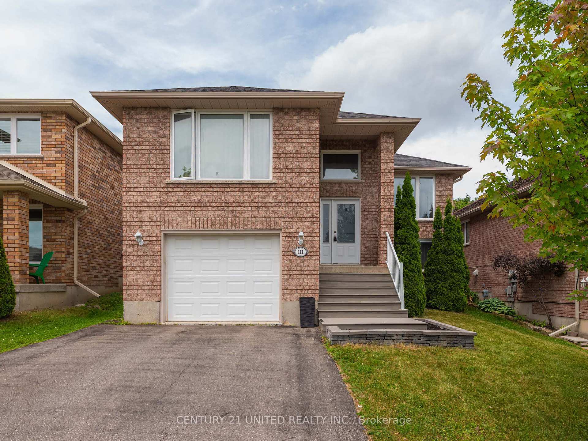 Photo de la propriété: 111 Milroy Drive ON K9H 7T2