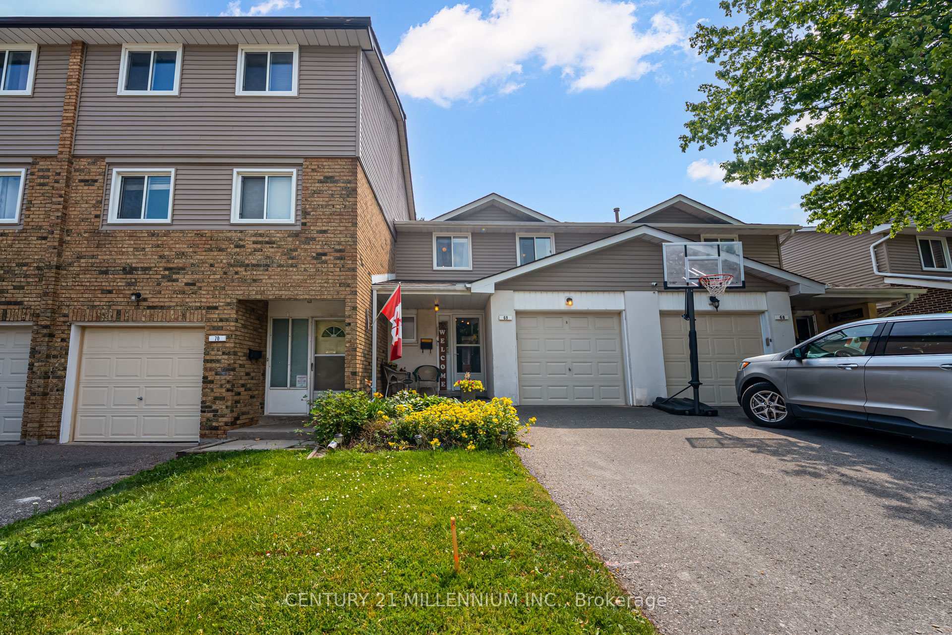 Property Photo: 69 Carisbrooke Court 69 ON L6S 3K1
