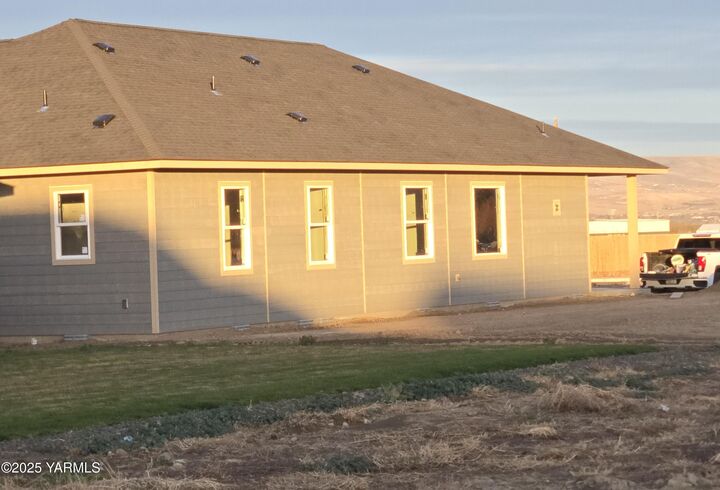 Property Photo: 4606 W Larch Ave WA 98903