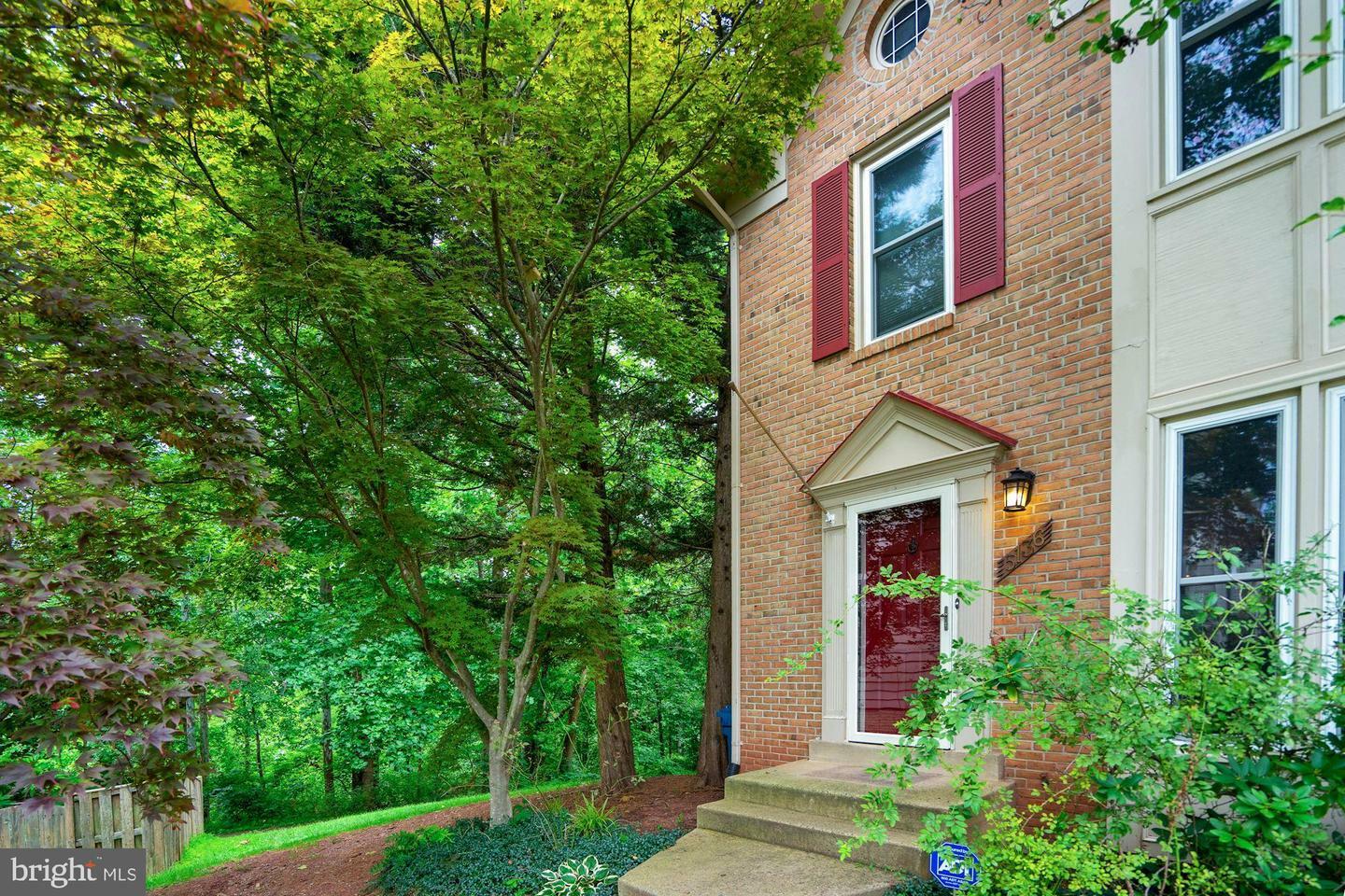 Property Photo: 5136 Glen Meadow Drive VA 20120