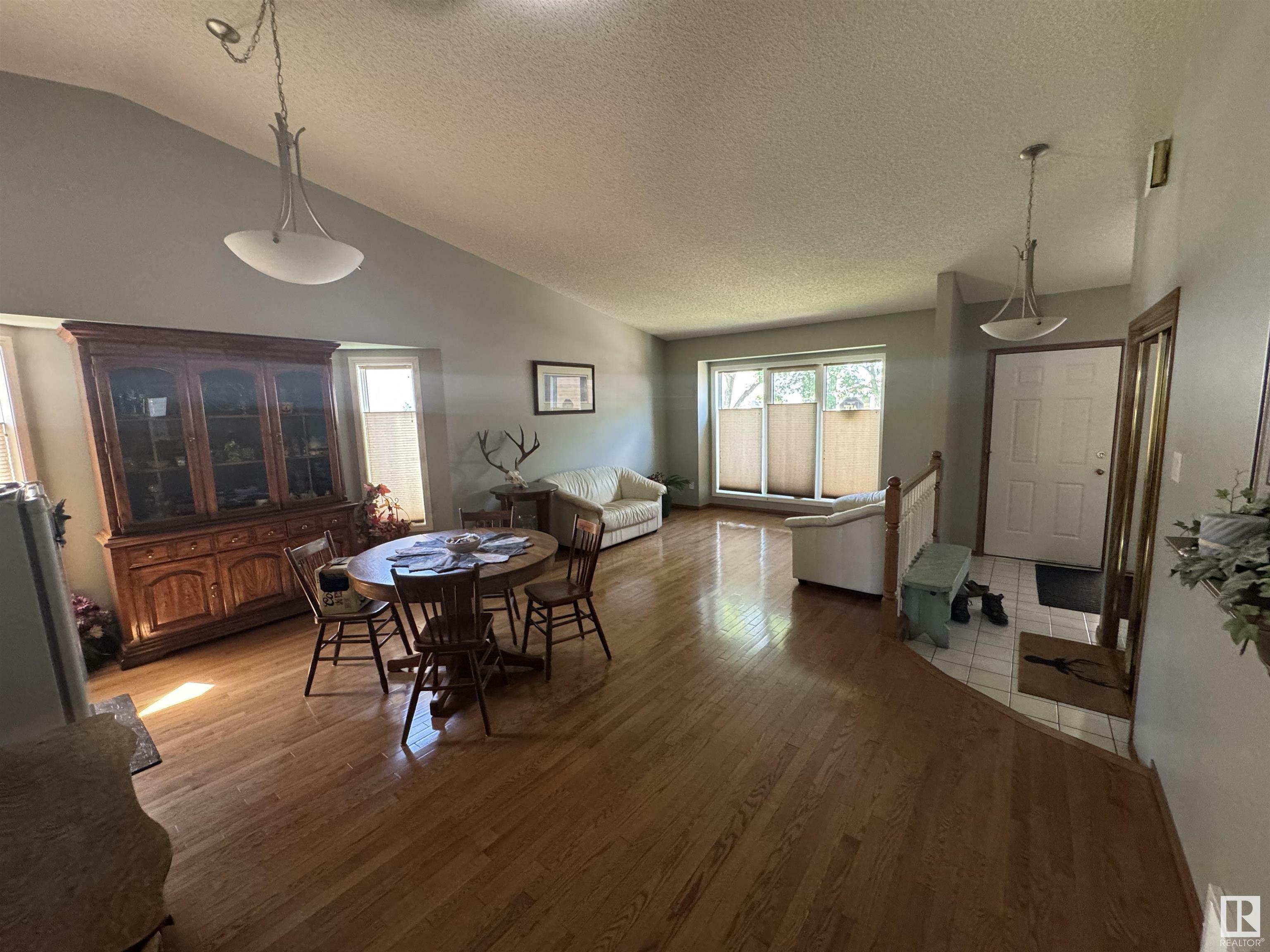 Property Photo: 55 Coachman Way AB T8H 1B8