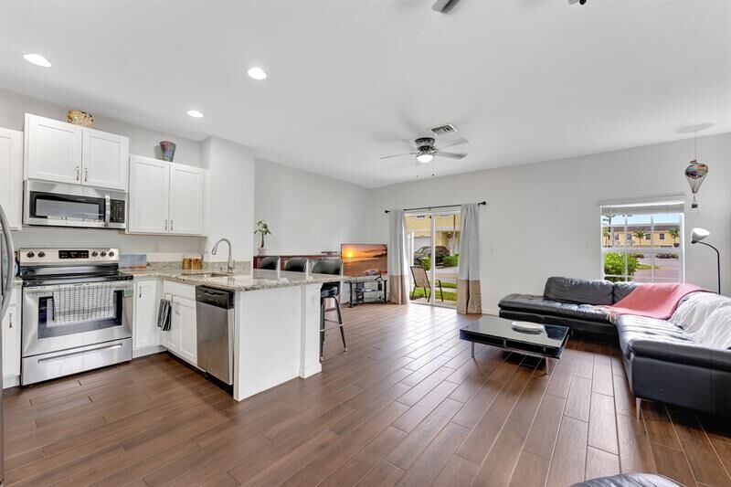 Property Photo:  4029 NW 11th St 4029  FL 33313 