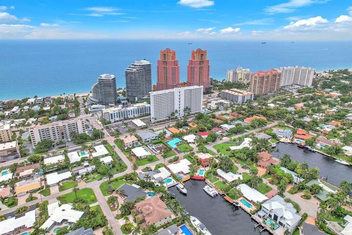 Property Photo: 2212 NE 32nd Ave FL 33305